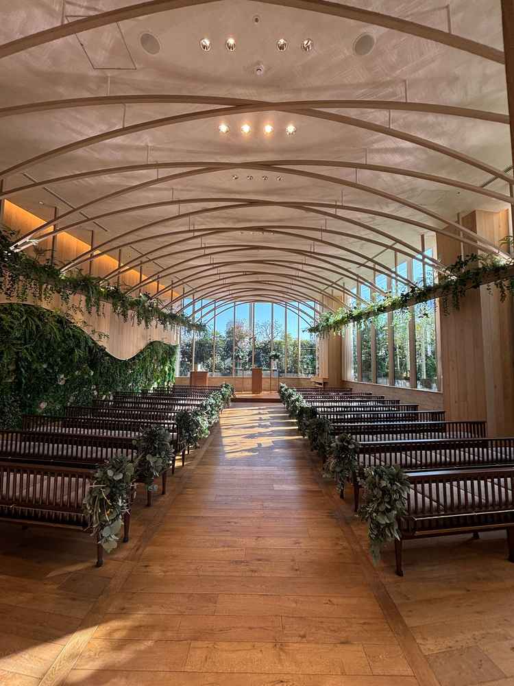 チャペル。写真で見る通り、それ以上の明るさでした。木の香りのフレグランスが良かったです。