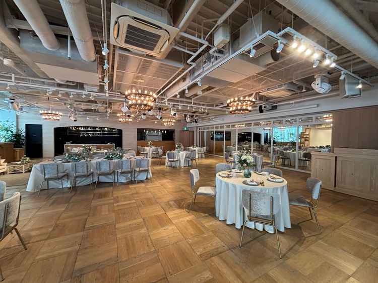 カジュアルな雰囲気の披露宴会場