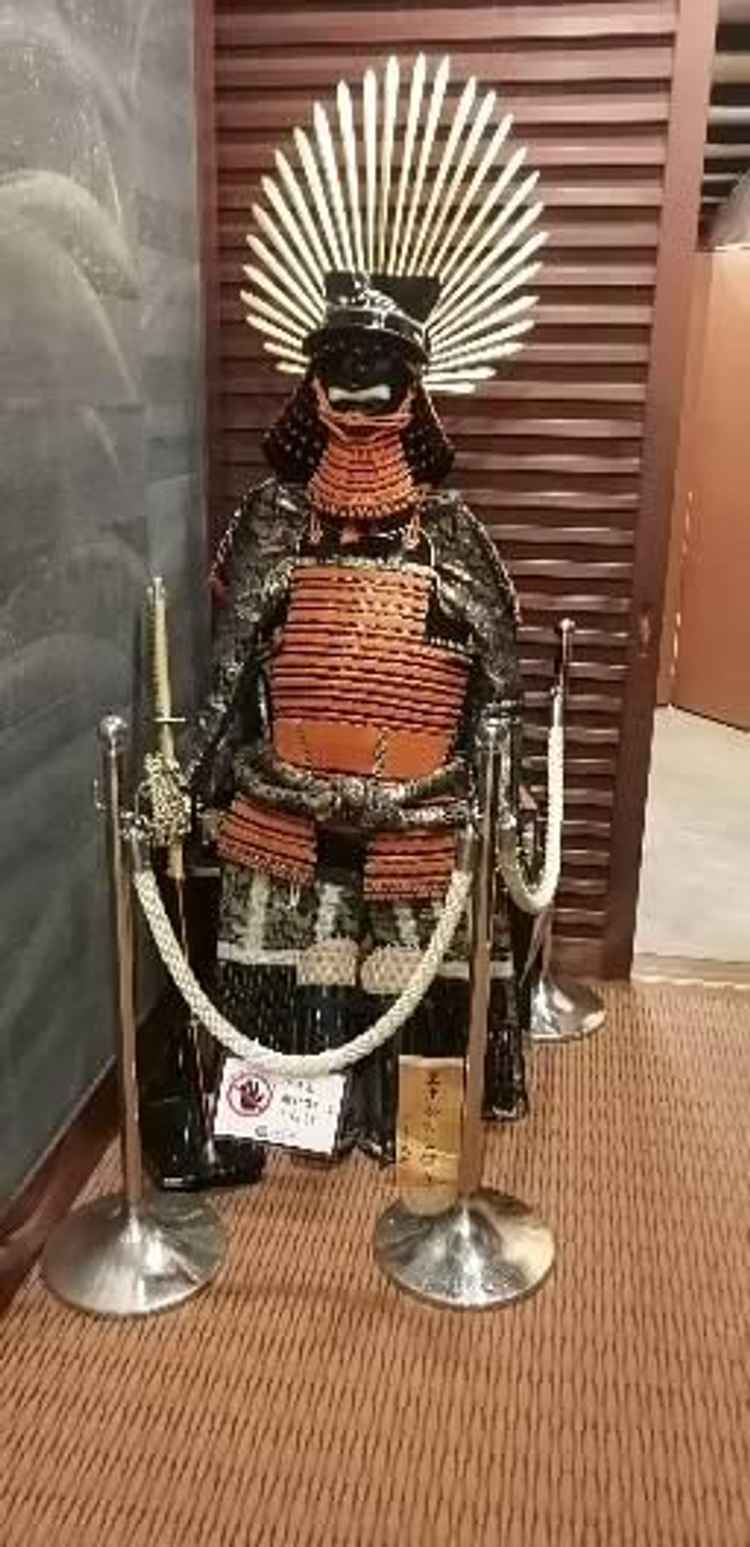 入口の階段を上がった左側の挙式兼披露宴会場前に、立派な鎧が飾られていました。