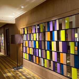 神戸のモザイクをイメージした壁と伺いました。革のスタイルや鏡の部分がありました。