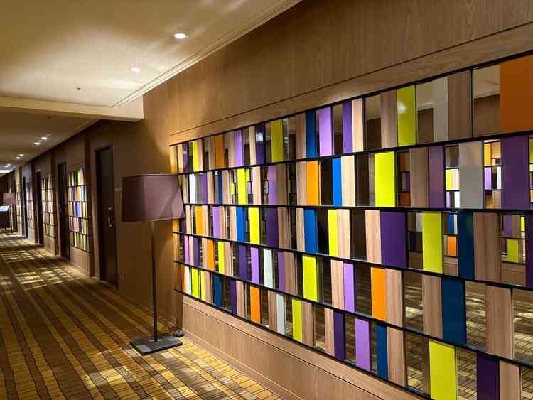 神戸のモザイクをイメージした壁と伺いました。革のスタイルや鏡の部分がありました。