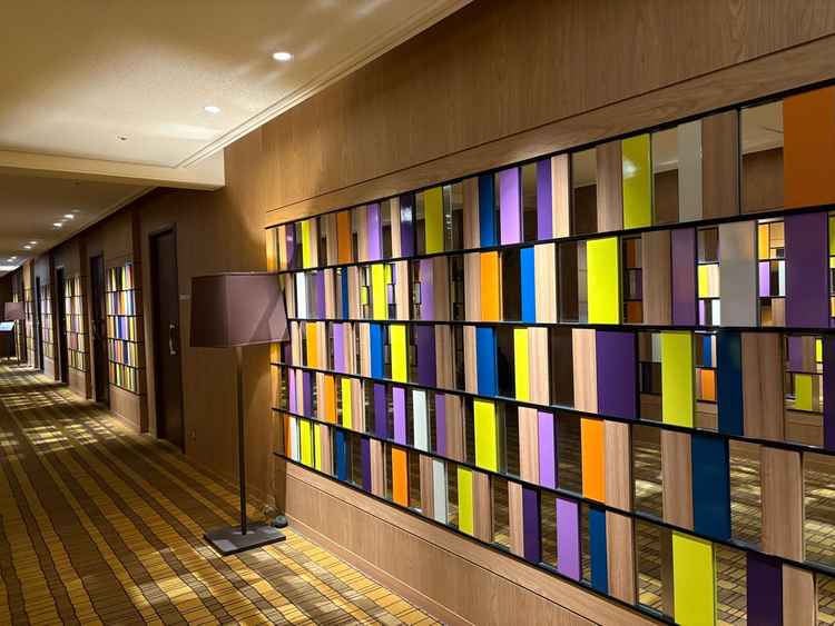 神戸のモザイクをイメージした壁と伺いました。革のスタイルや鏡の部分がありました。