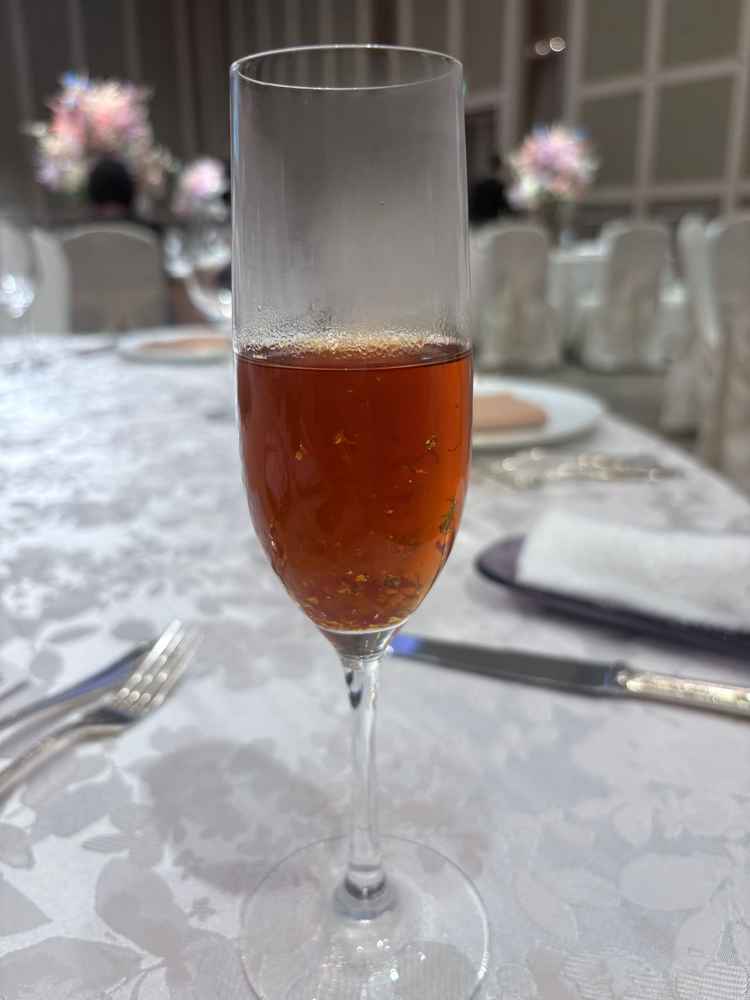 試食会にて。金箔入りのコンソメスープが美味しかった！金箔でお祝いムードも出てメニューでした。