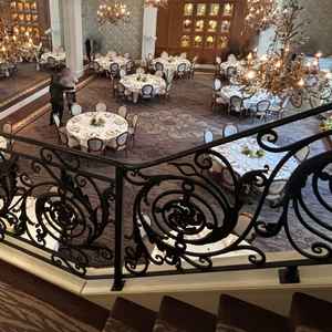 披露宴会場の写真。広さがあり、階段を使った入場もできます。