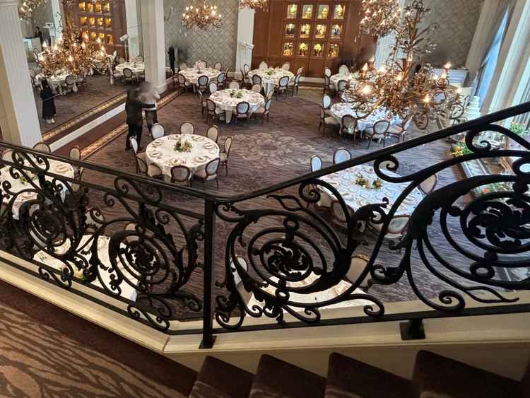 披露宴会場の写真。広さがあり、階段を使った入場もできます。