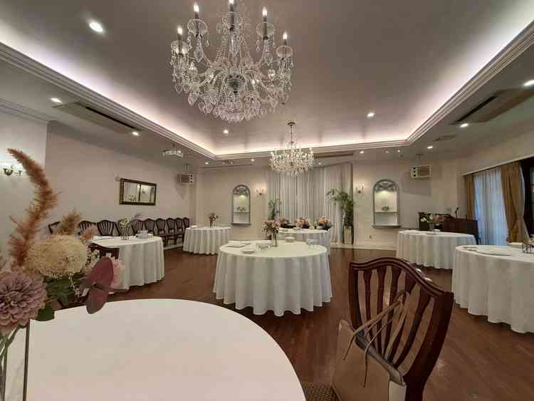 披露宴会場の写真。アンティーク調で少人数の結婚式なら会場の大きさも程よい。