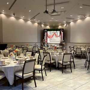 1階の披露宴会場です。こちらの方が新郎新婦とゲストの距離が近く魅力的でした。