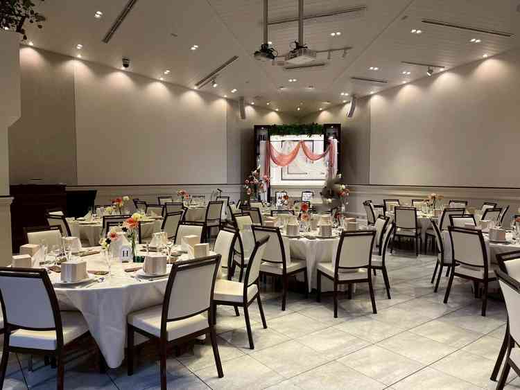 1階の披露宴会場です。こちらの方が新郎新婦とゲストの距離が近く魅力的でした。