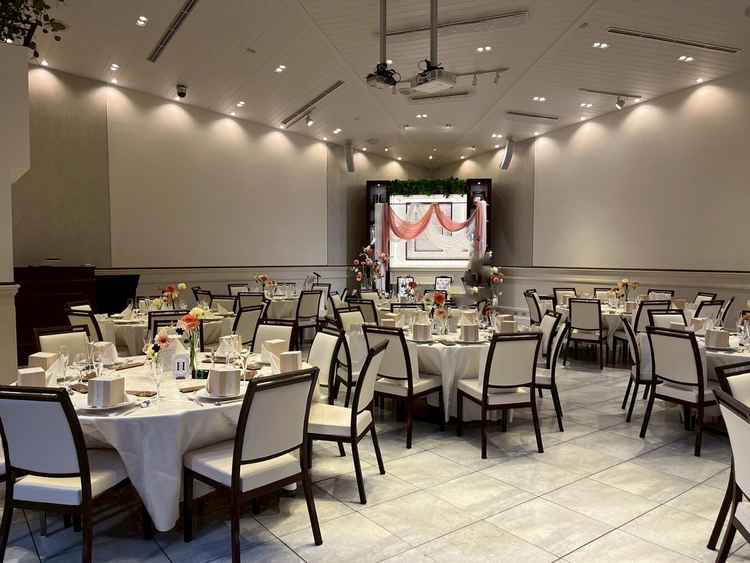 1階の披露宴会場です。こちらの方が新郎新婦とゲストの距離が近く魅力的でした。