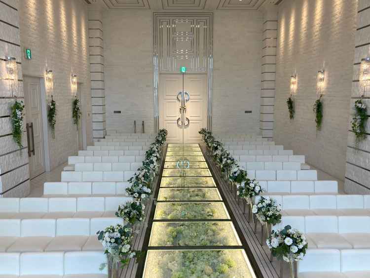 チャペルの写真。白かつ日光が入るので、明るいイメージでした。