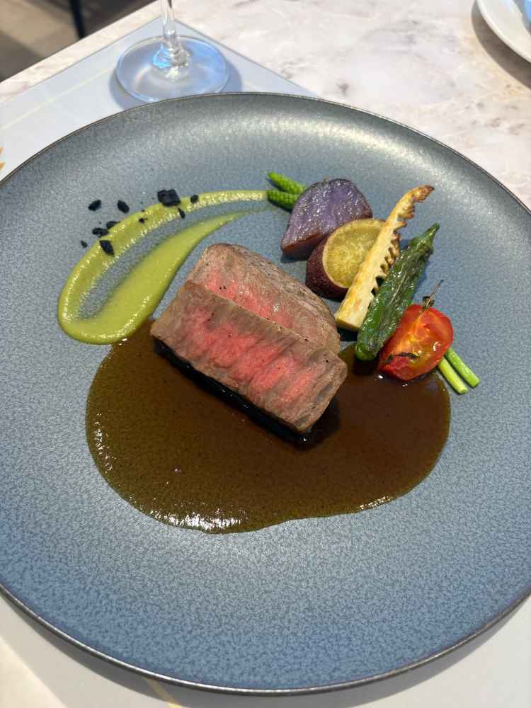 メインディッシュ。良質な和牛が使われており、ぺろりと召し上がれます。