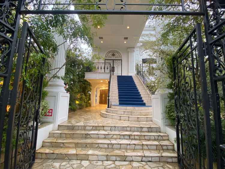 青いカーペットが珍しく、外観の雰囲気が本当に素敵でした。