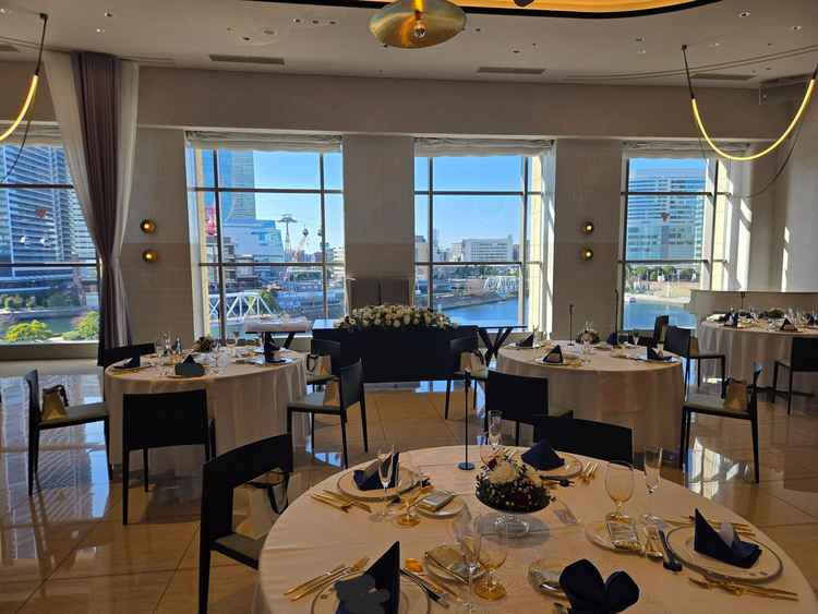 パーティ会場の内装。この会場ではみなとみらいの風景を楽しみながら食事ができる。