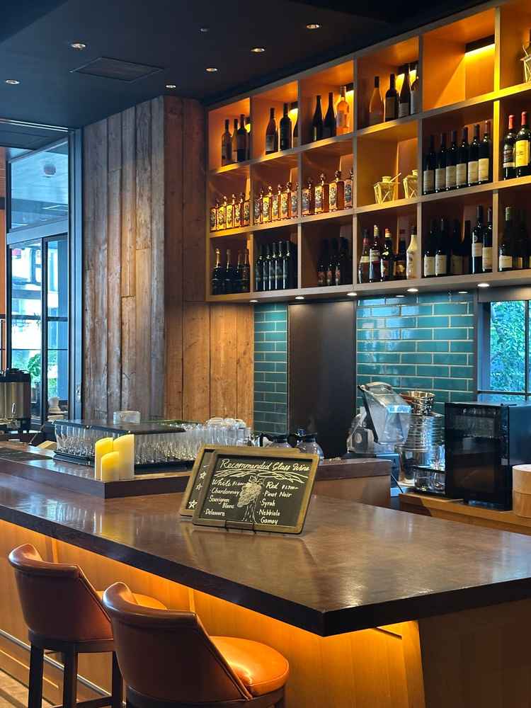 ゲストのウェイティングエリアの写真。披露宴前はゲストはこちらでドリンクを飲むことができると伺った。