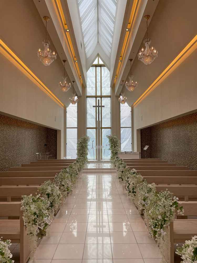 淡い光が入る挙式会場、天井が広くて十字架もスワロフスキーでキラキラしてた。