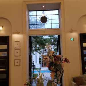 ゲストを迎える素敵なエントランス。白を基調としており洗練されていると感じた。