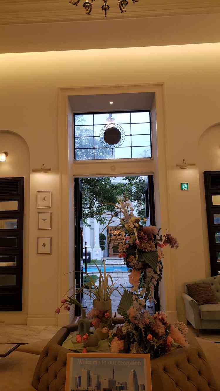 ゲストを迎える素敵なエントランス。白を基調としており洗練されていると感じた。