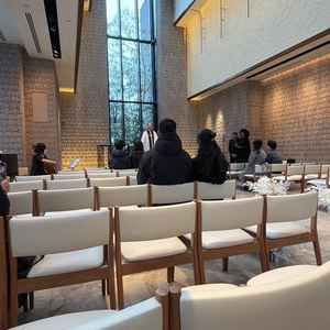 チャペル遠目。天井の高さがすてき。