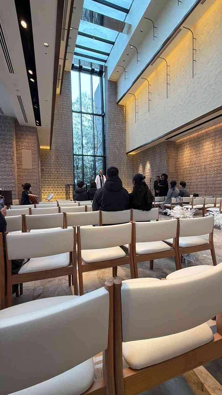 チャペル遠目。天井の高さがすてき。