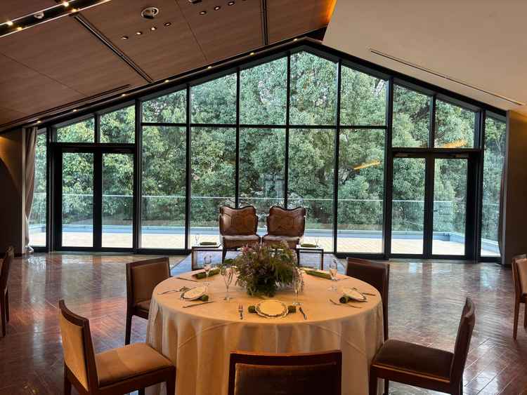 披露宴会場2。天井が高く開放感がありました。