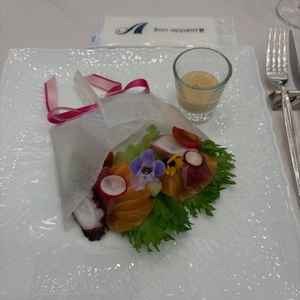 ブーケ型の前菜は和テイストのドレッシングですごく美味しいです