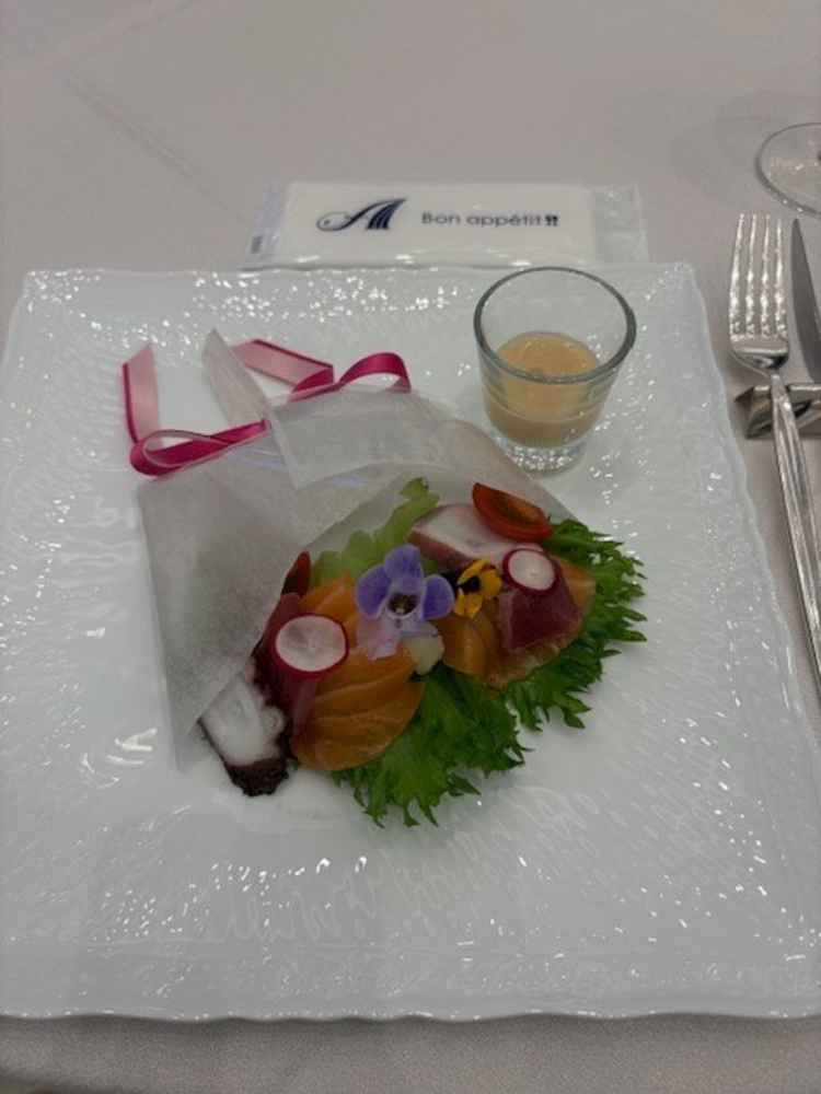 ブーケ型の前菜は和テイストのドレッシングですごく美味しいです