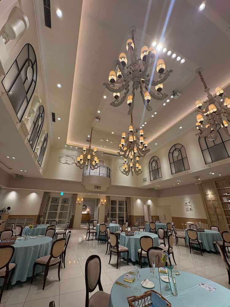 披露宴会場です。とても広い会場でした。テーブルクロスやグラスなども色んなカラーから選べます。