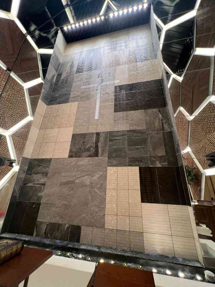 チャペルその②　THE WAREHOUSE(多岐になっており水が流れています)