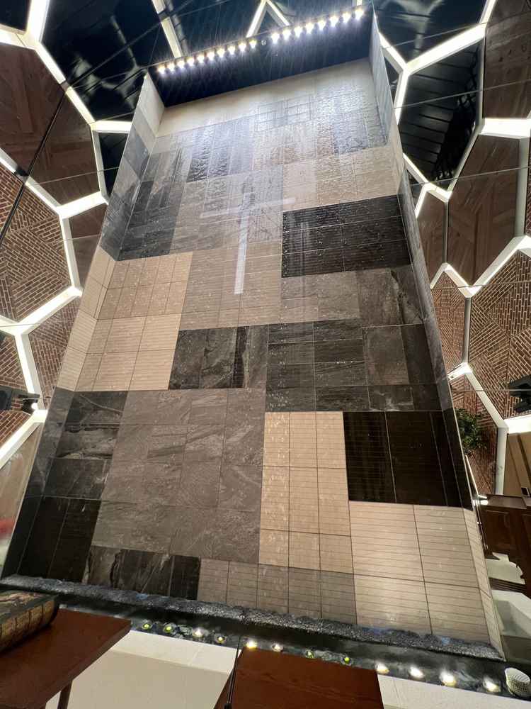 チャペルその②　THE WAREHOUSE(多岐になっており水が流れています)