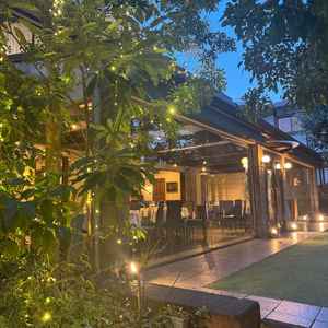 夕方はライトアップされて、ガーデンが非常に綺麗に照らされる。大きな窓なので開放感がある