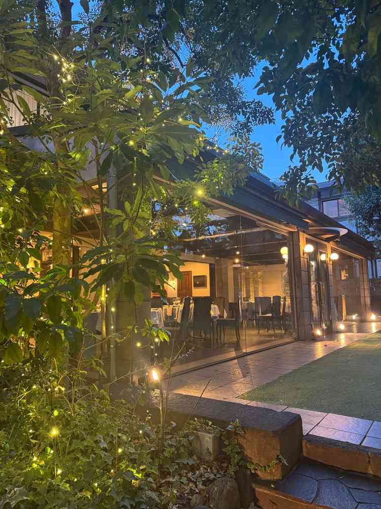 夕方はライトアップされて、ガーデンが非常に綺麗に照らされる。大きな窓なので開放感がある