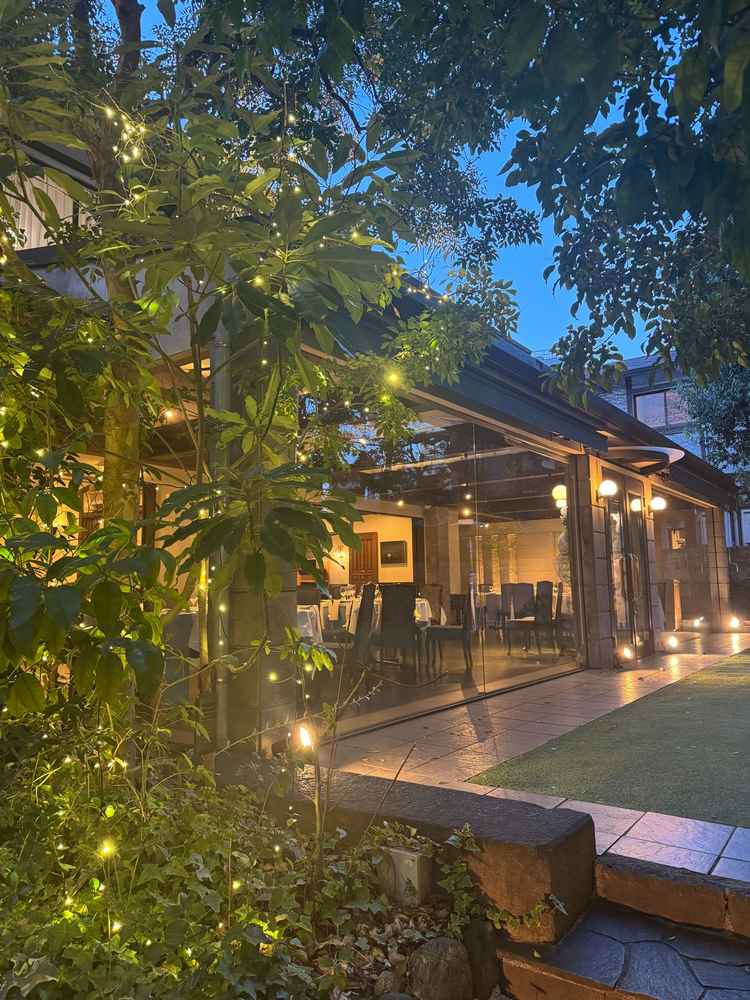 夕方はライトアップされて、ガーデンが非常に綺麗に照らされる。大きな窓なので開放感がある