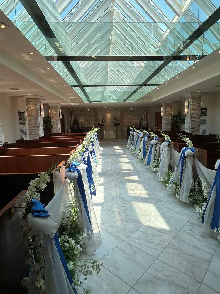 太陽光が入る挙式会場。雨天時でも雨を感じることはないそう