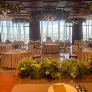 緑が散りばめられているパーティー会場