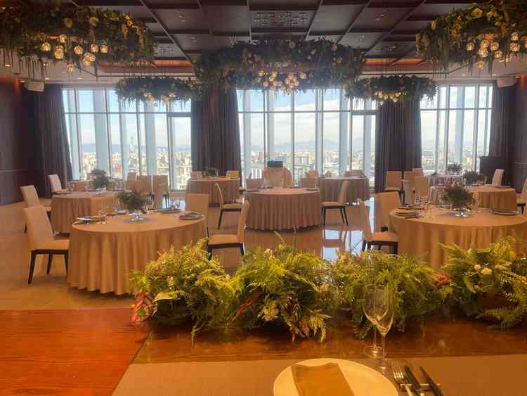 緑が散りばめられているパーティー会場