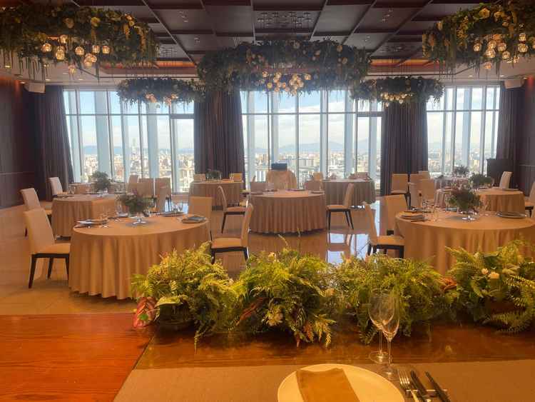 緑が散りばめられているパーティー会場