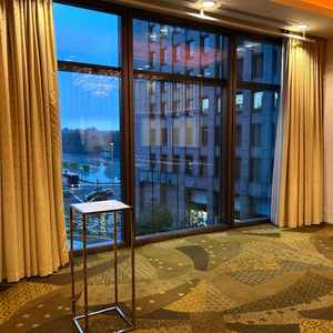 披露宴会場の高砂がセッティングされるエリア