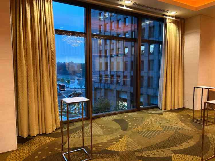 披露宴会場の高砂がセッティングされるエリア