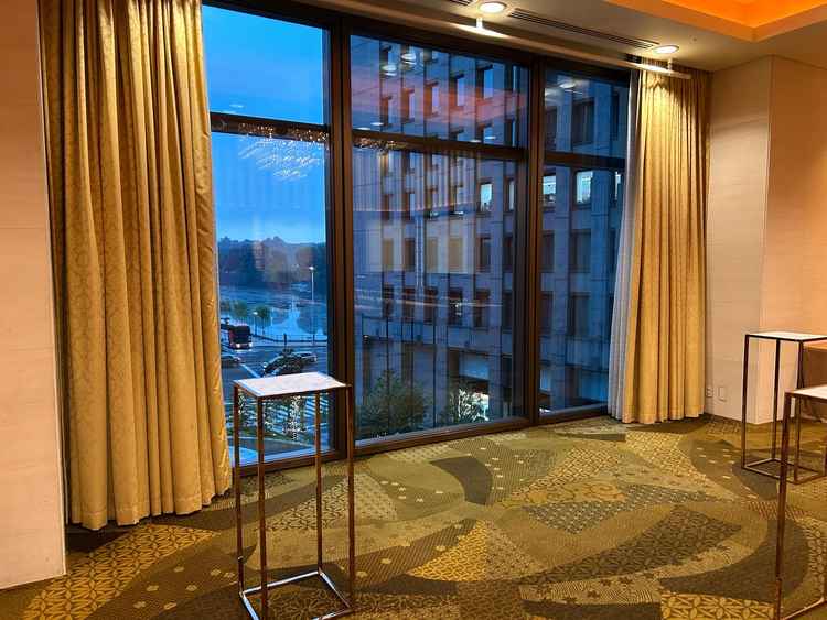 披露宴会場の高砂がセッティングされるエリア