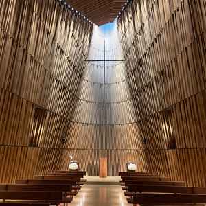 チャペルがとてもおしゃれでした。生演奏が後ろ側で行われるので、前側はシンプルでよかったです。