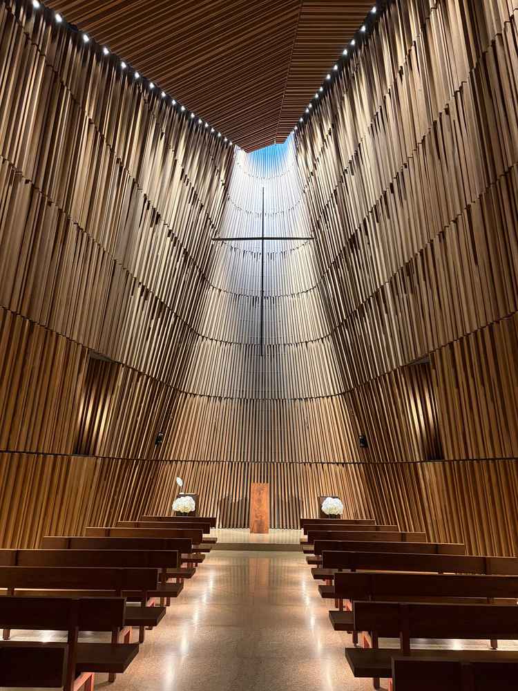 チャペルがとてもおしゃれでした。生演奏が後ろ側で行われるので、前側はシンプルでよかったです。