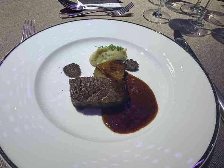 ファグラ、トリュフが添えられたお肉。