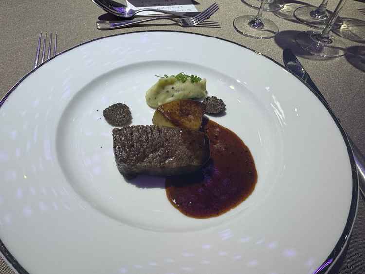 ファグラ、トリュフが添えられたお肉。