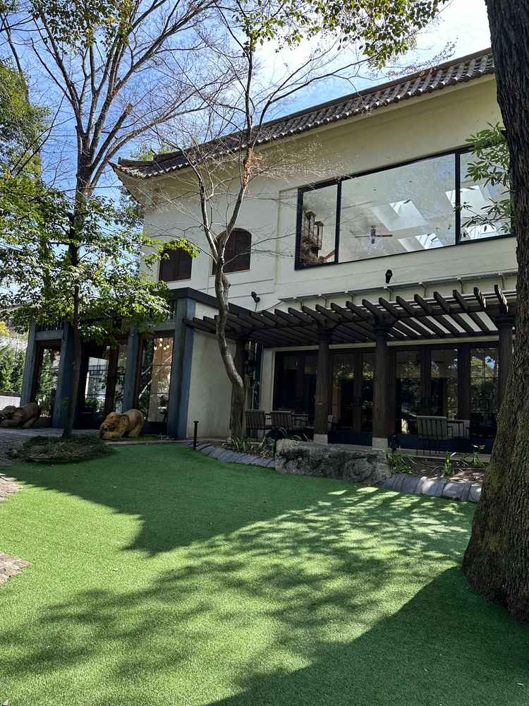 挙式・披露宴会場の建物外観です。樹木に囲まれ、隠れ家的な雰囲気でした。