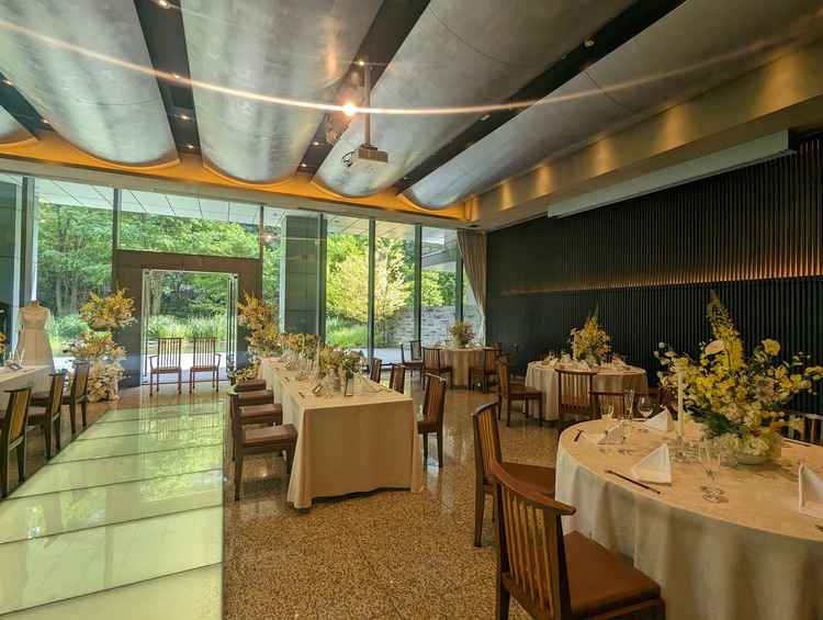 お庭が見える会場。お花が少なくても明るく緑があふれる雰囲気が楽しめる。