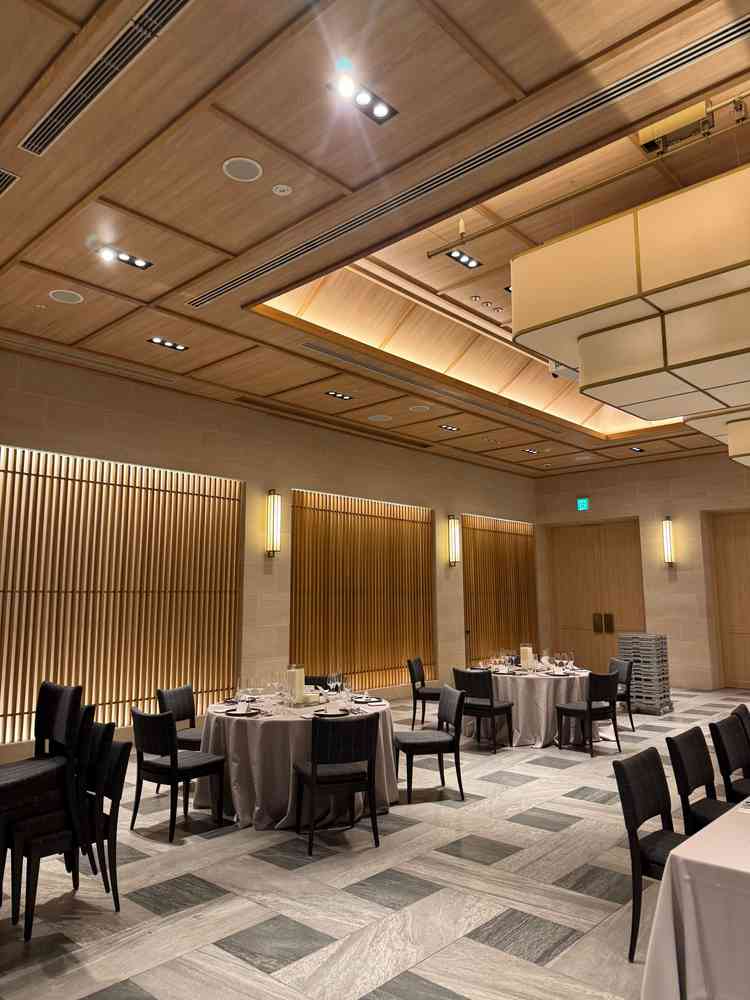 本命のondenの披露宴会場は、和テイストな雰囲気がとても好みでした。広さもちょうど良かったです