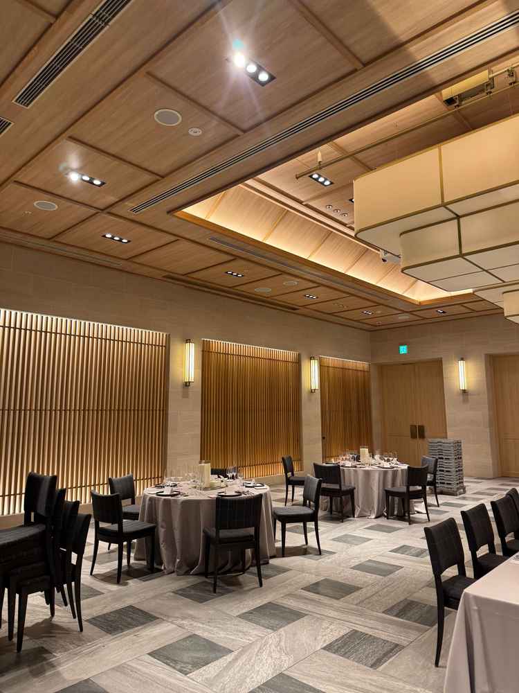 本命のondenの披露宴会場は、和テイストな雰囲気がとても好みでした。広さもちょうど良かったです