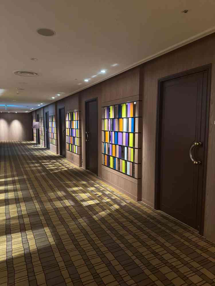 館内の廊下。カーペットで子供がいても安心。