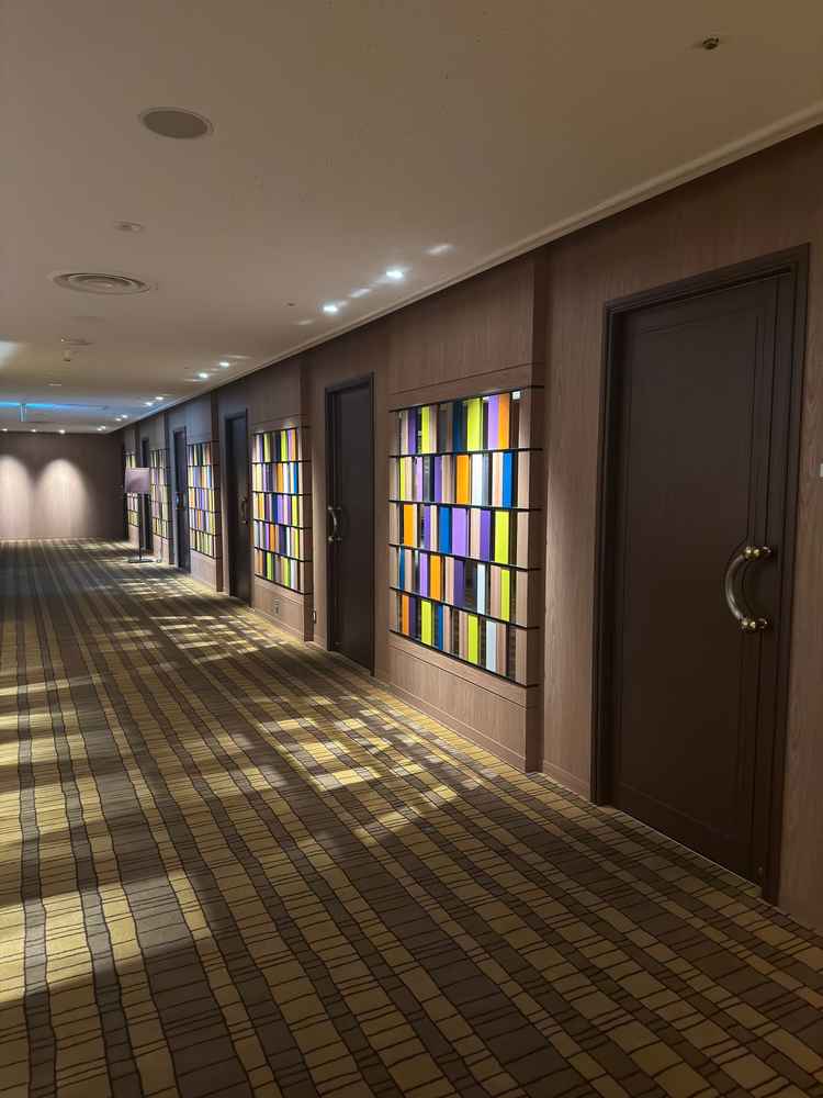 館内の廊下。カーペットで子供がいても安心。