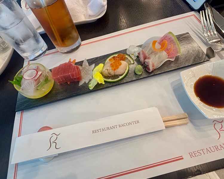 試食でいただいたお刺身の写真。鮮度抜群で薬味の盛り付けもお洒落です。